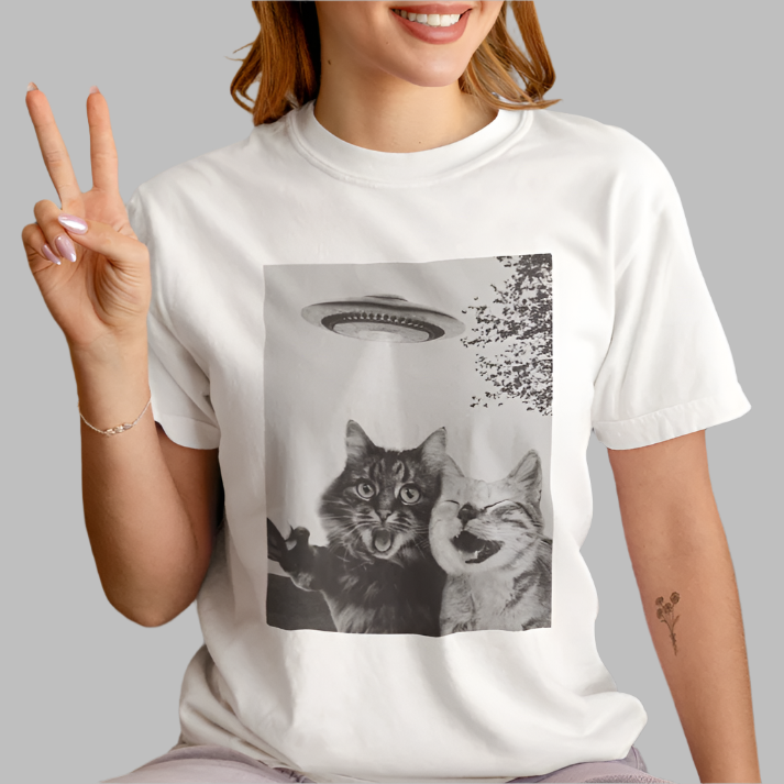 Funny Two Cats Alien UFO Selfie T-Shirt